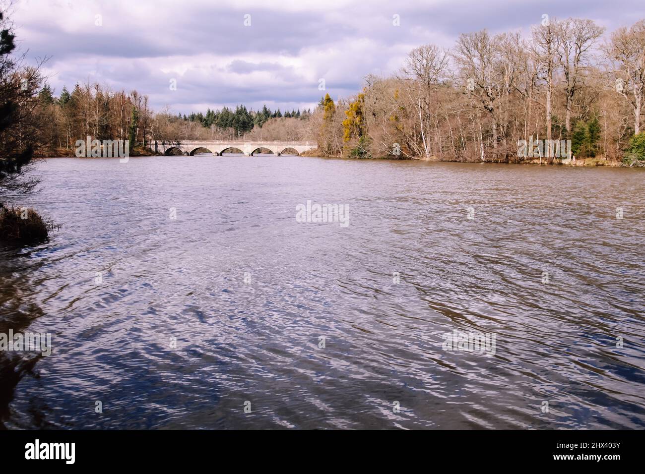 Le pont Five Arch à Virginia Water Lake, Windsor Great Park, Surrey, Angleterre, Royaume-Uni Mars 2022 par l'architecte Sir Jeffry Wyatville Banque D'Images