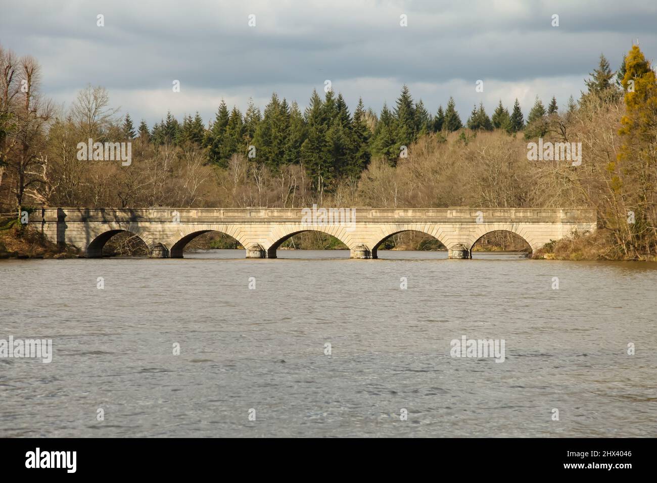 Le pont Five Arch à Virginia Water Lake, Windsor Great Park, Surrey, Angleterre, Royaume-Uni Mars 2022 par l'architecte Sir Jeffry Wyatville Banque D'Images