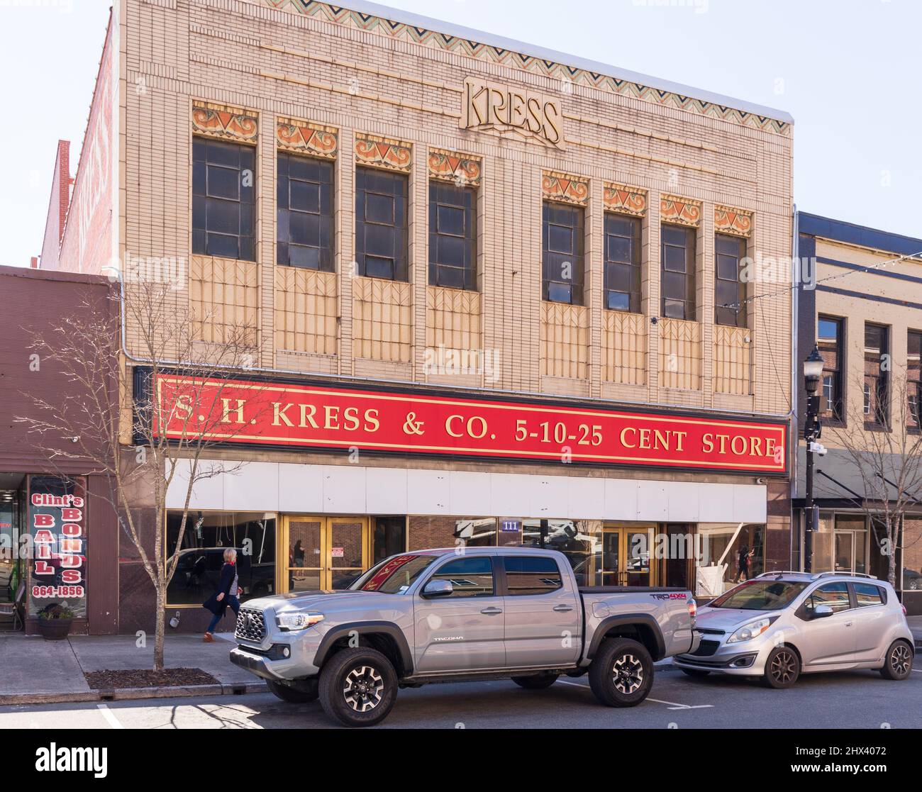 GASTONIA, NC, USA-3 MARS 2022 : le bâtiment historique S. H. Kress & Co. 5 et le bâtiment de la Dime. Façade et panneaux. Banque D'Images