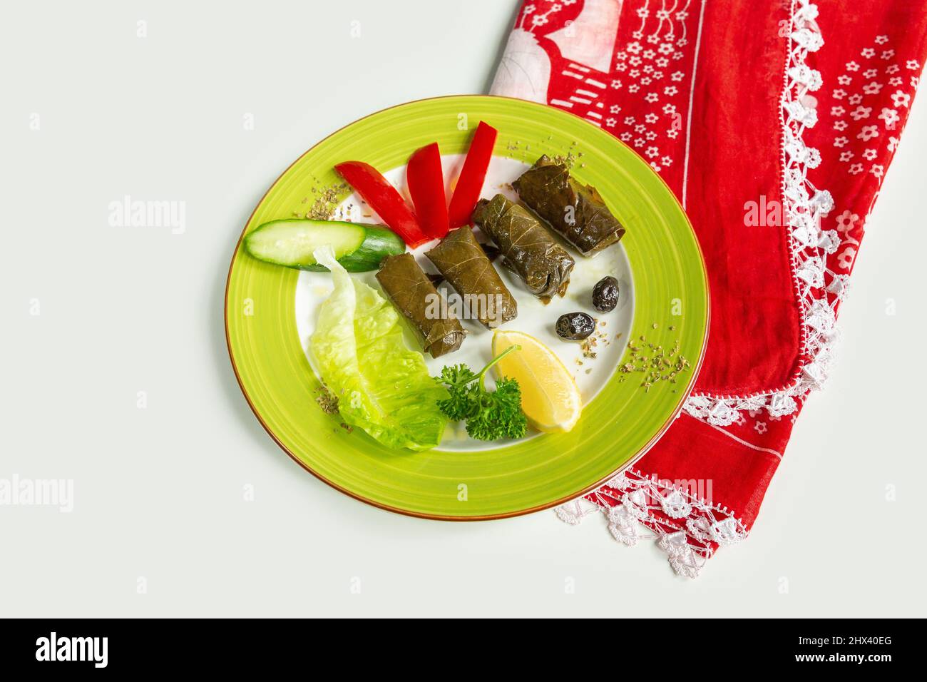 Yaprak Sarma avec salade dans un plat isolé sur table en tissu coloré vue du dessus sur fond gris Banque D'Images