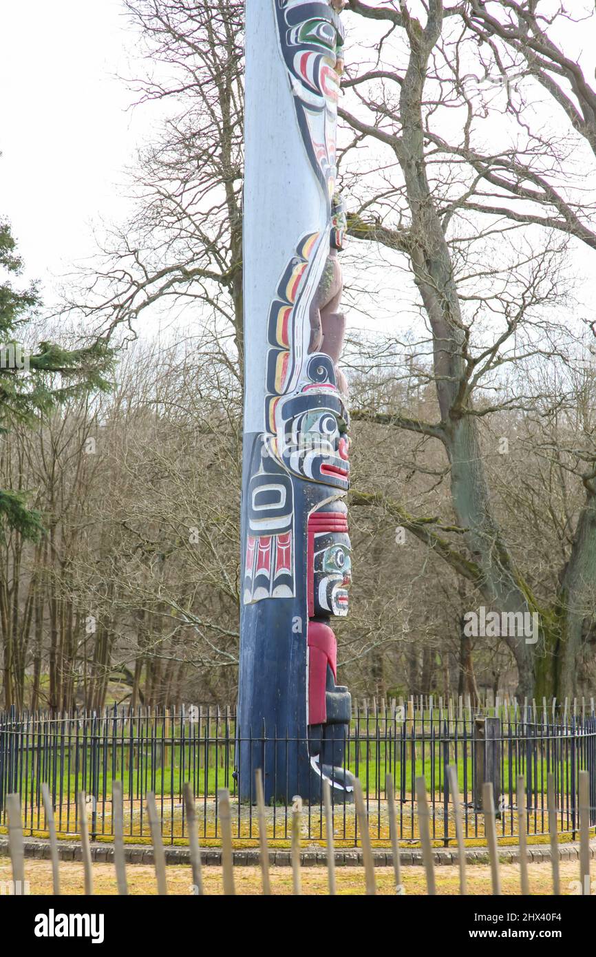 Le Totem Pole style du Kwakiutl, un cadeau du Canada à HM la Reine en juin 1958, au Grand parc de Windsor, Virginia Water Surrey Angleterre 2022 Banque D'Images