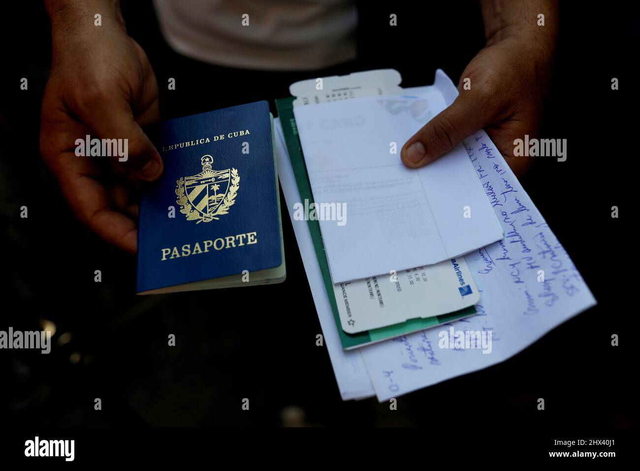 Frank Eduardo détient un passeport et des billets pour Panama alors que les  gens se rassemblent à l'extérieur de l'ambassade du Panama après que le  pays ait resserré les exigences de visa,