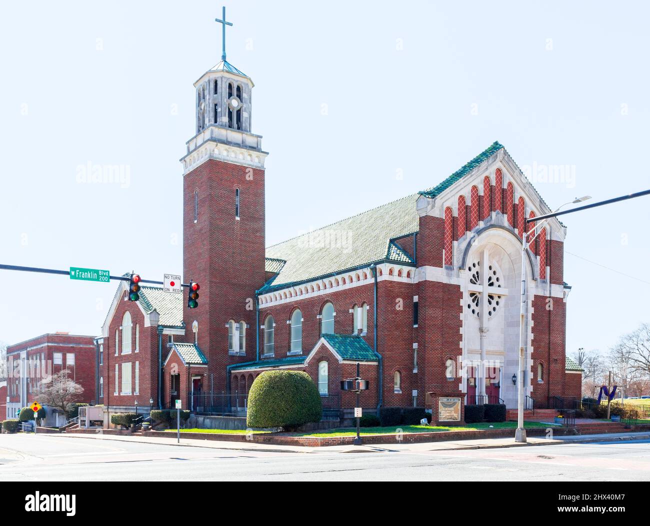 GASTONIA, NC, USA-3 MARS 2022: St. Stephens AME bâtiment de l'église de Zion et clocher. Vue diagonale avant gauche. Banque D'Images