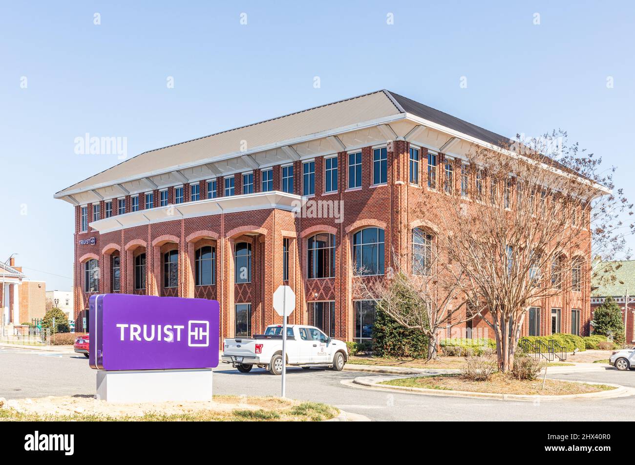 GASTONIA, NC, USA-3 MARS 2022: Truist Bank Building, vue diagonale avant montrant le bâtiment, panneau de monument, parking. Banque D'Images