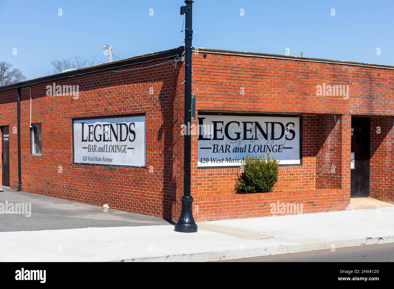 GASTONIA, NC, USA-3 MARS 2022: The Legends Bar and Lounge on W. main St. vue rapprochée du coin avant gauche, avec panneaux peints. Banque D'Images