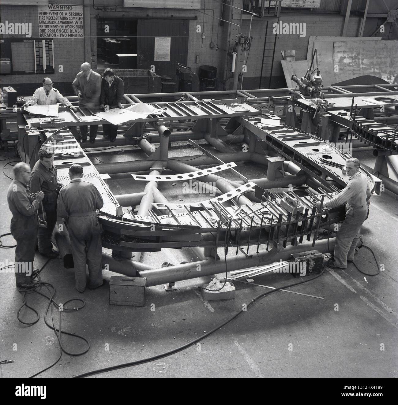 1950s, historique, à l'intérieur d'une usine d'aviation, les travailleurs qui font des pièces pour les avions à Short Bros, Belfast, Irlande du Nord, Royaume-Uni. Banque D'Images