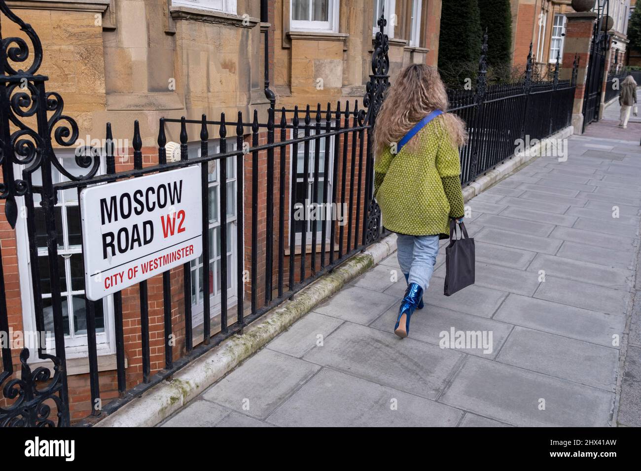 Alors que la guerre en Ukraine se poursuit dans sa deuxième semaine, la route de Moscou à Londres W2 à quelques rues de l'ambassade de Russie à Notting Hill, le 9th mars 2022, à Londres, en Angleterre. Le groupe de campagne « Transparency International » a déclaré que près de 1,5bn 000 livres sterling de biens immobiliers britanniques ont été dépensés avec des fonds suspects en provenance de Russie, via la City of London, le quartier financier de la capitale britannique. Banque D'Images