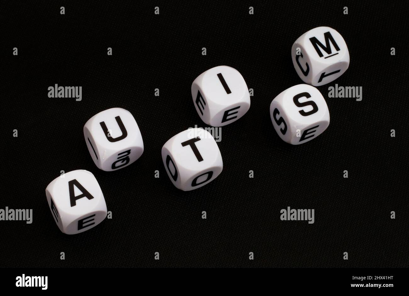 La conscience de l'autisme, l'autisme orthographié dans des dés de lettre avec des pièces de puzzle Banque D'Images