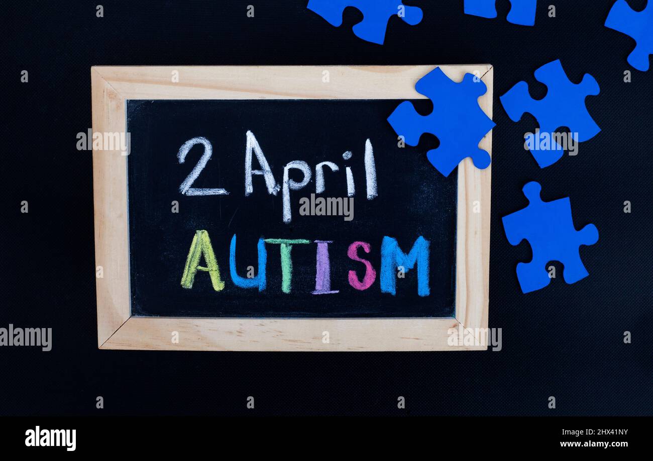 Autisme écrit sur tableau noir, 2 avril Journée mondiale de l'autisme Banque D'Images