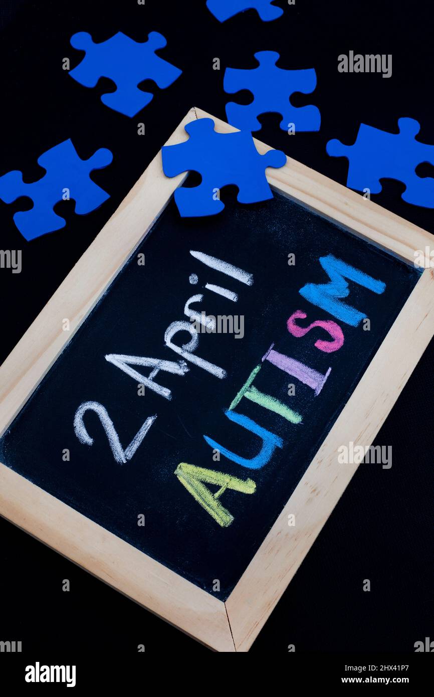 Autisme écrit sur tableau noir, 2 avril Journée mondiale de l'autisme Banque D'Images