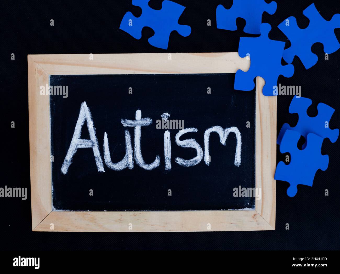 Autisme écrit sur tableau noir, 2 avril Journée mondiale de l'autisme Banque D'Images