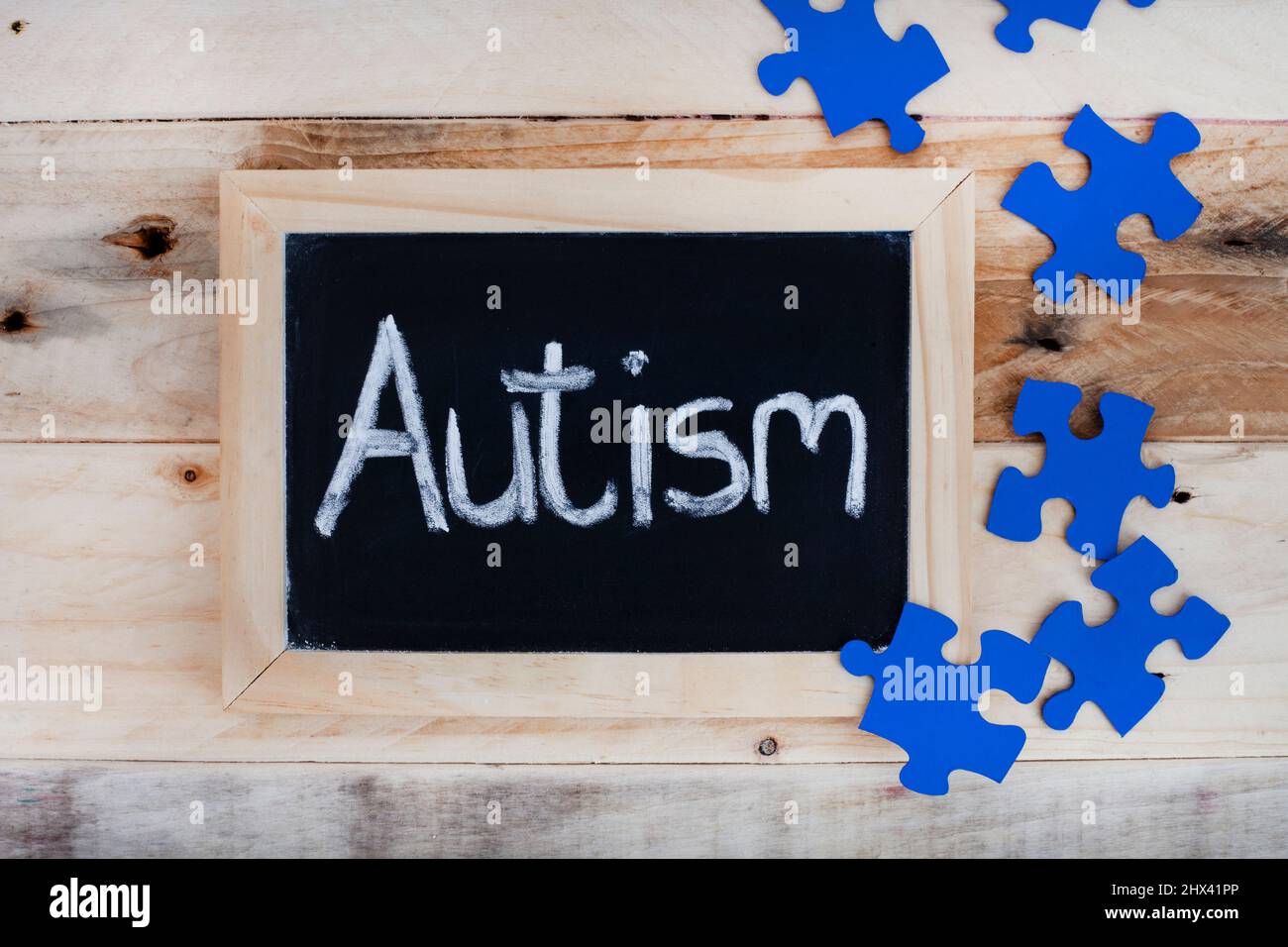 Autisme écrit sur tableau noir, 2 avril Journée mondiale de l'autisme Banque D'Images