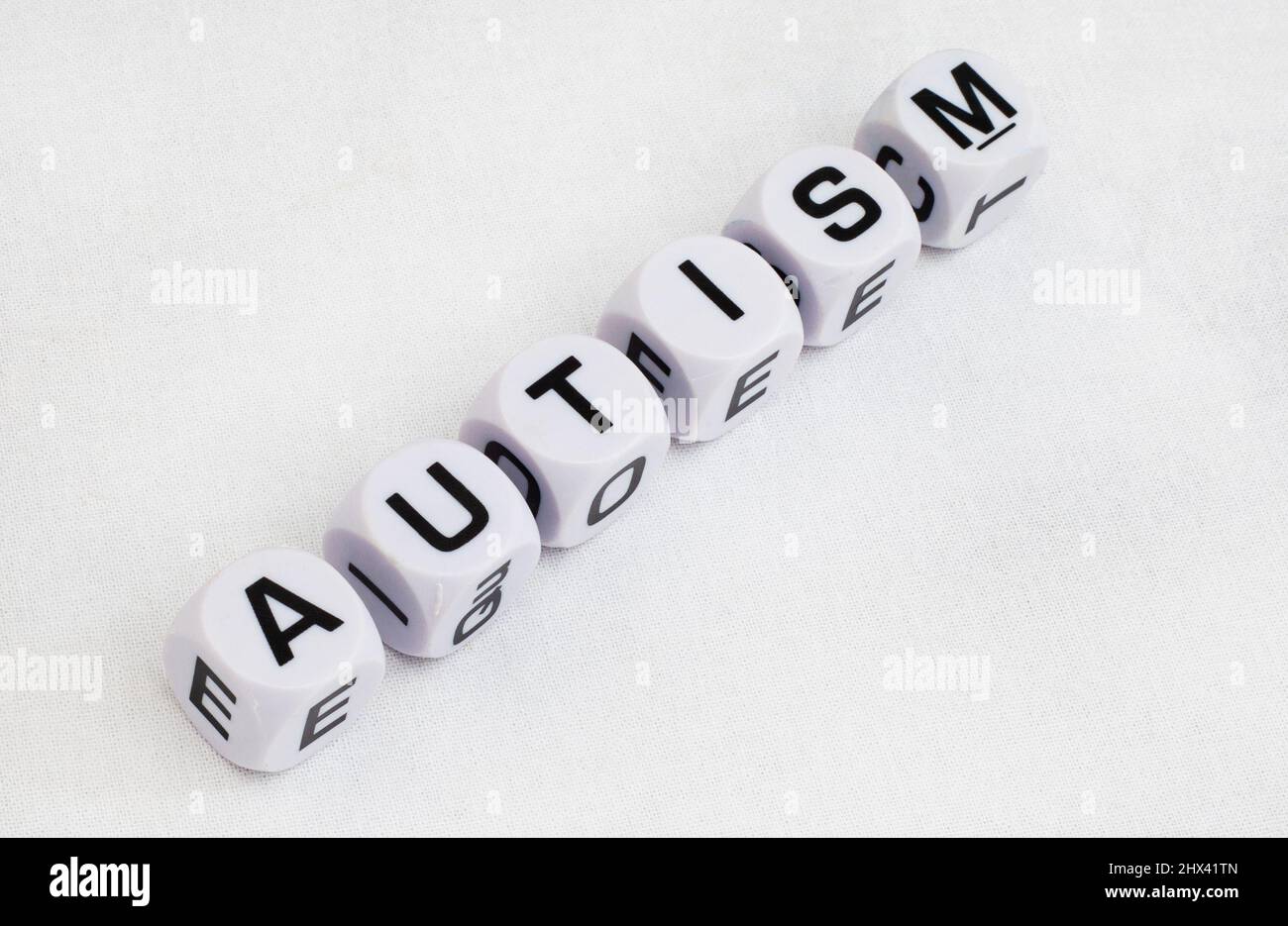 La conscience de l'autisme, l'autisme orthographié dans des dés de lettre avec des pièces de puzzle Banque D'Images