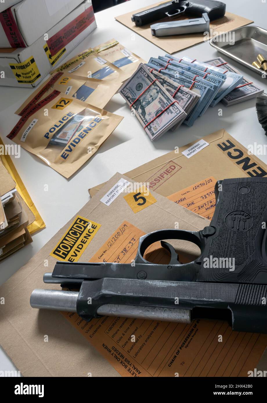 Argent et armes dans le laboratoire de crime pour l'enquête, image conceptuelle Banque D'Images