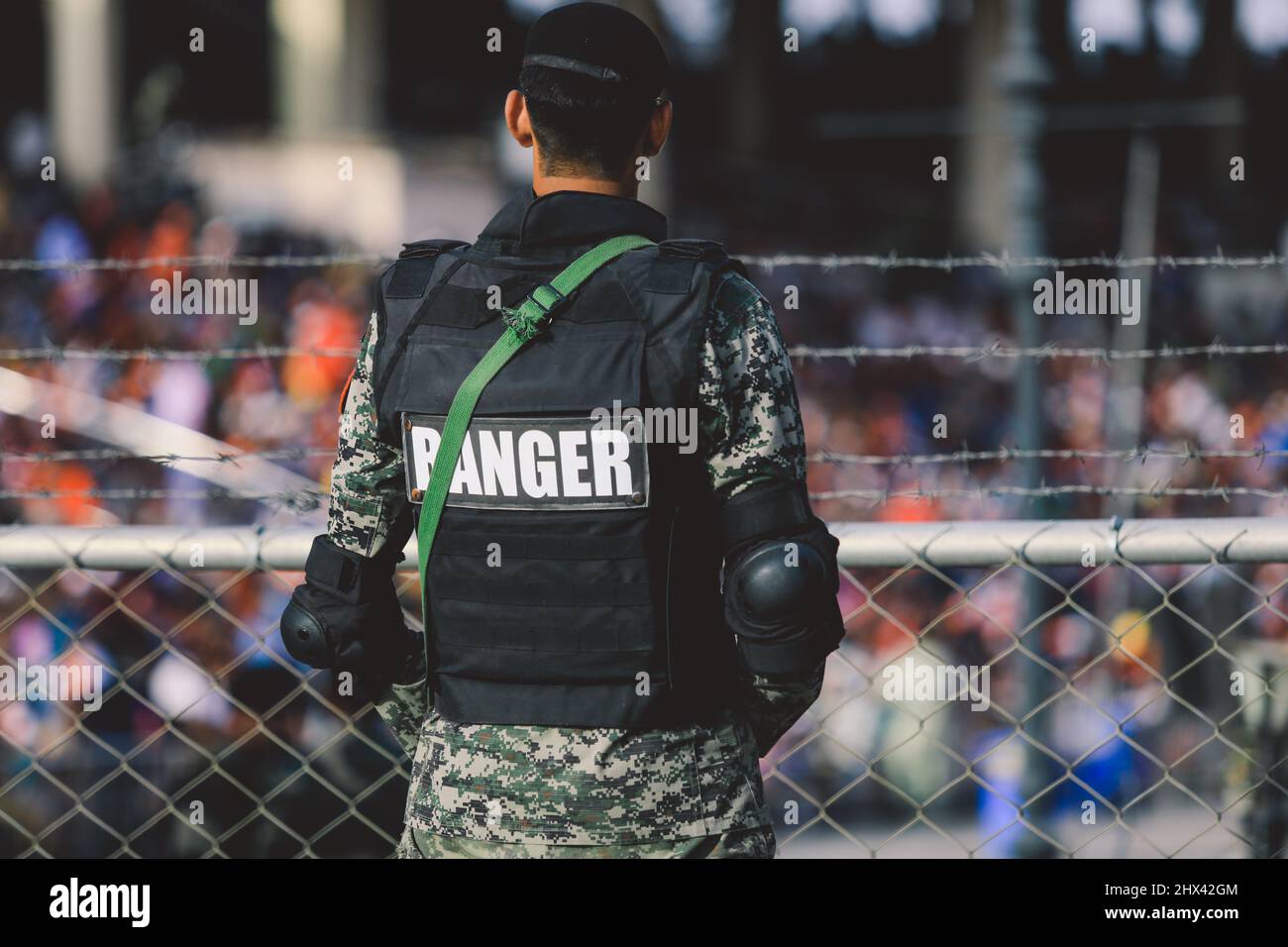 Soldat du Pakistan à lunettes de soleil avec le canon près des portes principales à la frontière de l'Attari Wagah Banque D'Images