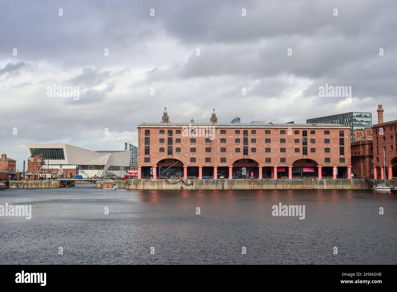 Vue sur les entrepôts du Royal Albert Dock, Liverpool Banque D'Images