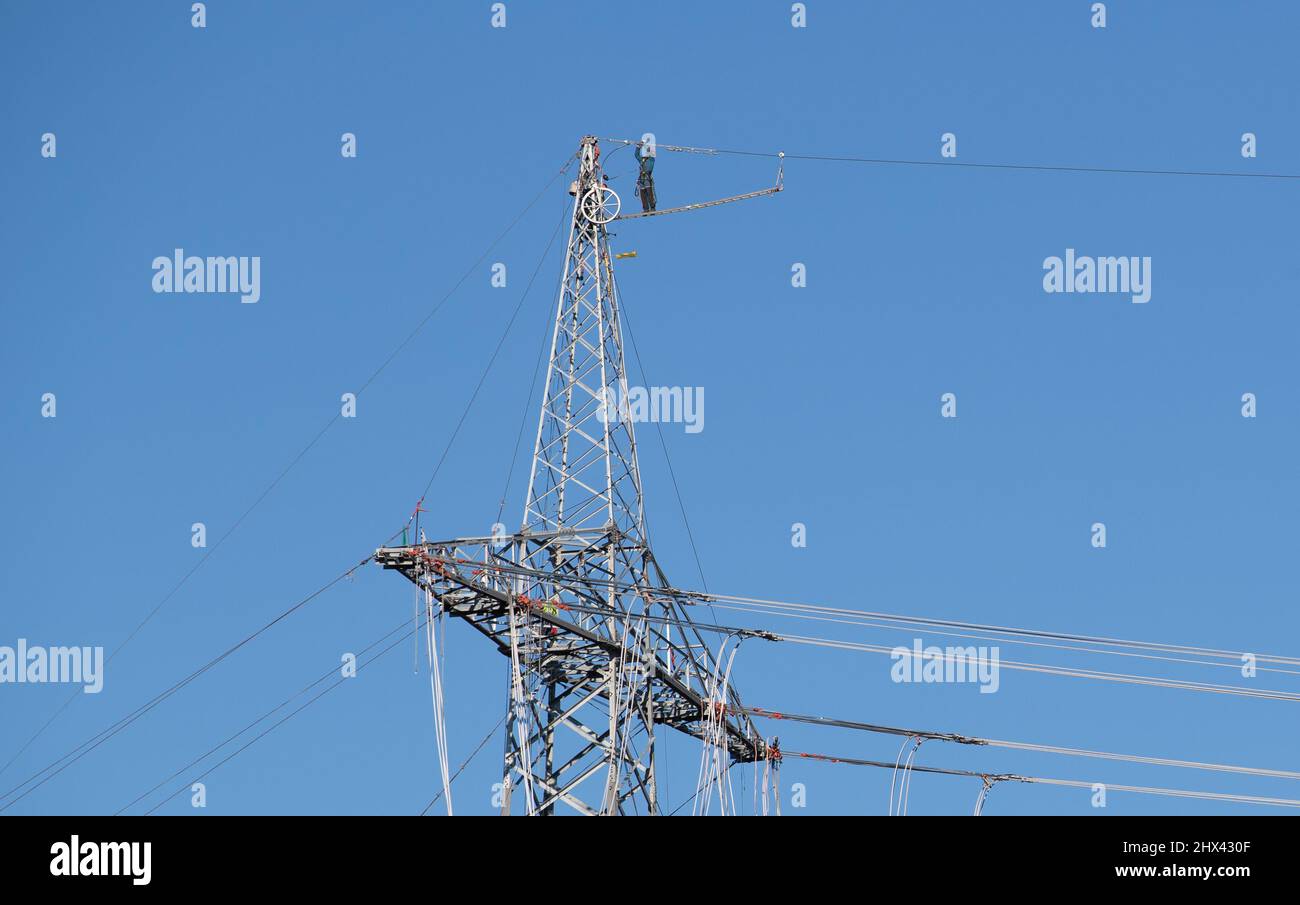 Diepholz, Allemagne. 09th mars 2022. Vue d'une ligne aérienne haute tension en cours de réparation. Les prix de l'énergie sont actuellement à un niveau record. Cela pose souvent des problèmes économiques aux consommateurs à faible revenu. Credit: Friso Gentsch/dpa/Alay Live News Banque D'Images