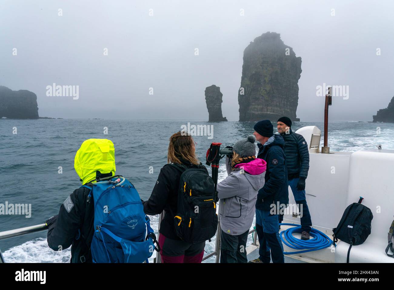 La roche de Dransaisi d'un ferry à Mykines, l'île de Vagar, les îles Féroé, Danemark. Banque D'Images