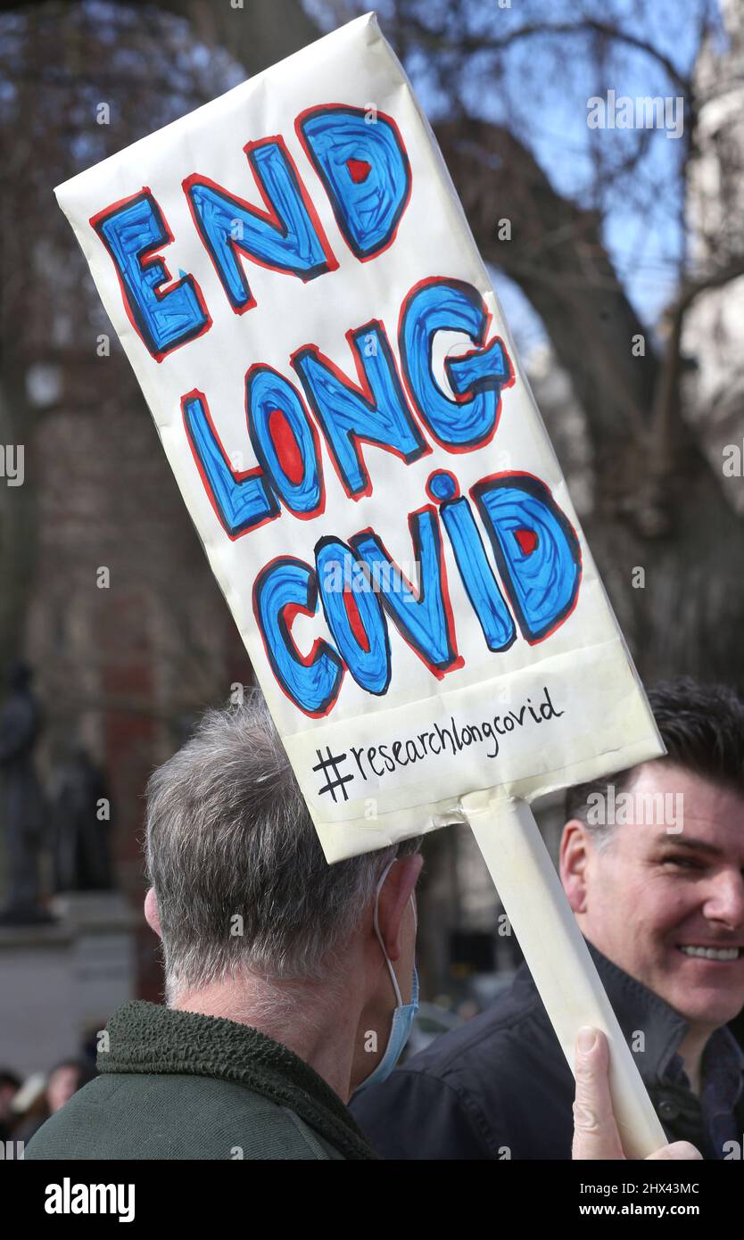 Londres, Royaume-Uni. 09th mars 2022. Un manifestant tient un écriteau exigeant des recherches et met fin à long Covid-19 pendant la manifestation.Un groupe de protestation sur la place du Parlement exige que le gouvernement investisse un peu d'argent dans la recherche de long Covid-19. Ils disent que de nombreuses personnes subissent des blessures qui changent leur vie en raison de complications de santé suite à l'exposition aux variantes Covid-19 au cours des deux dernières années. (Photo de Martin Pope/SOPA Images/Sipa USA) crédit: SIPA USA/Alay Live News Banque D'Images