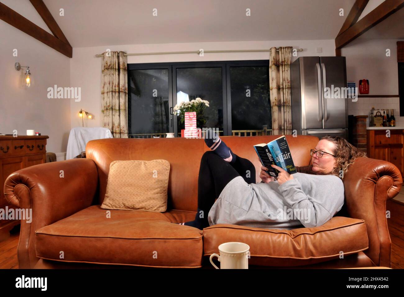 Woman Reading book Banque D'Images