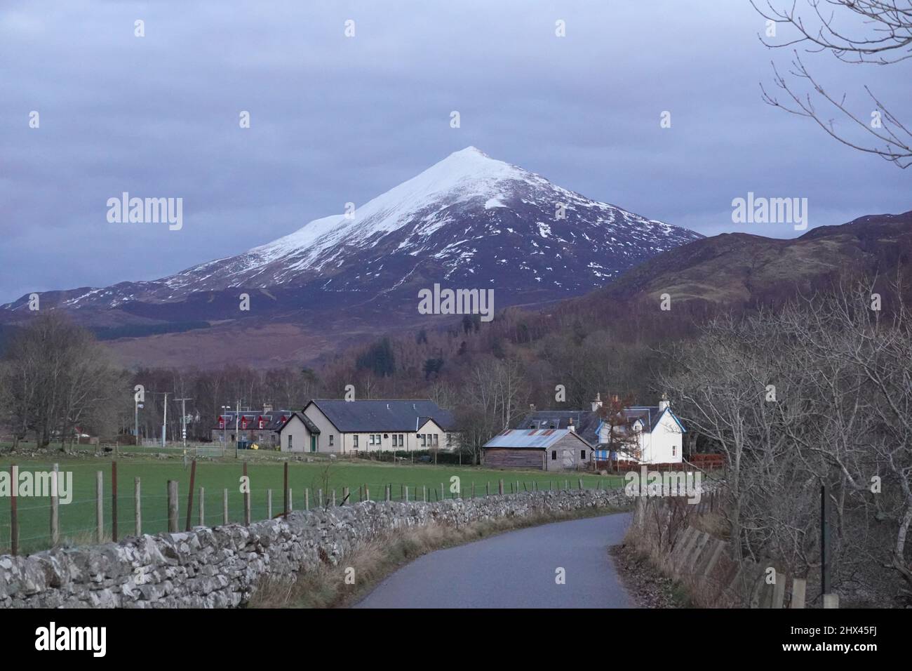 Village écossais de Kinloch Rannoch avec neige a couvert Schiehallion en arrière-plan, Perthshire, Écosse, United Kingdomj Banque D'Images