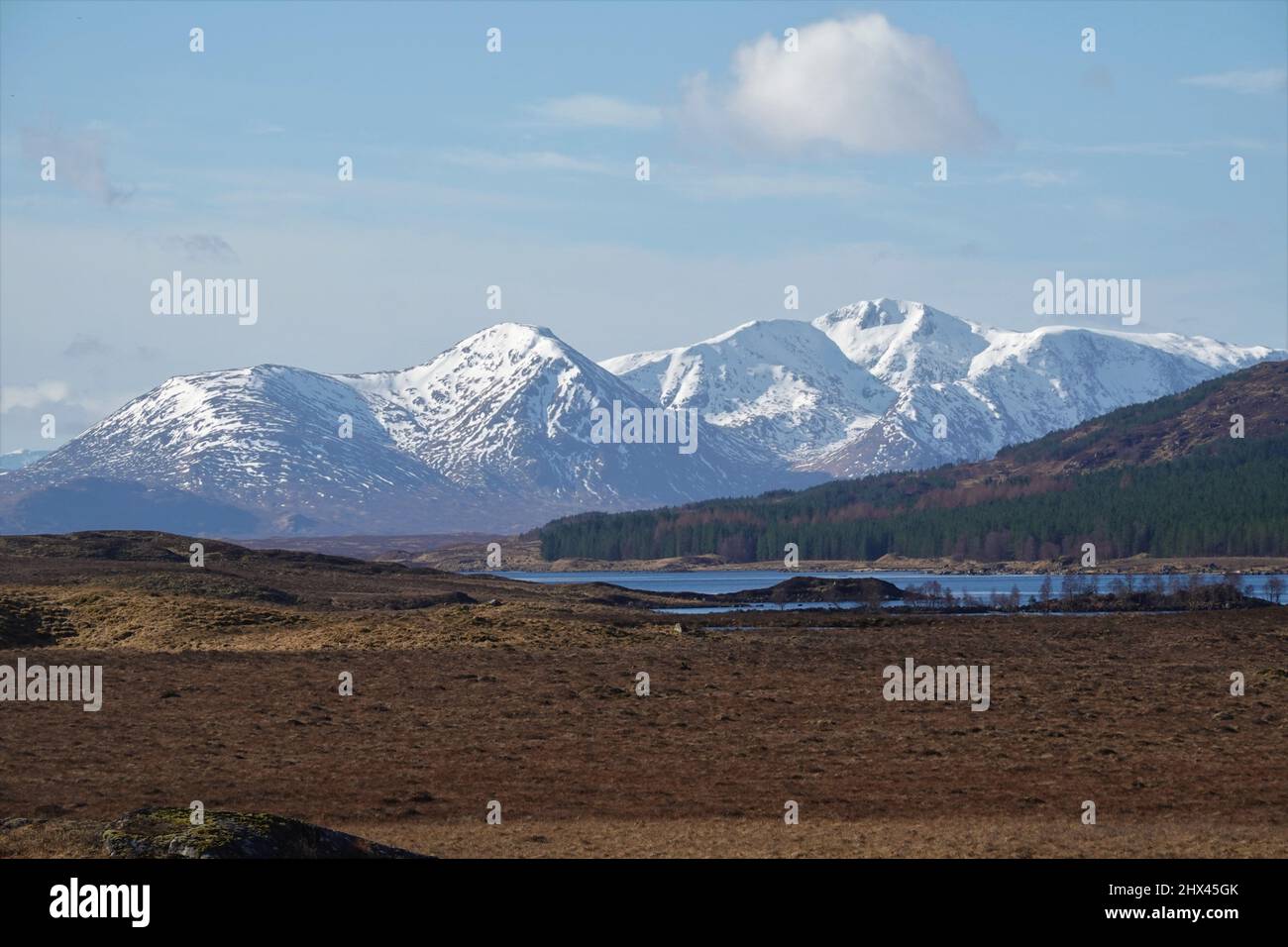 Des montagnes enneigées de Glen COE avec Loch Laidon en premier plan, Écosse, Royaume-Uni Banque D'Images