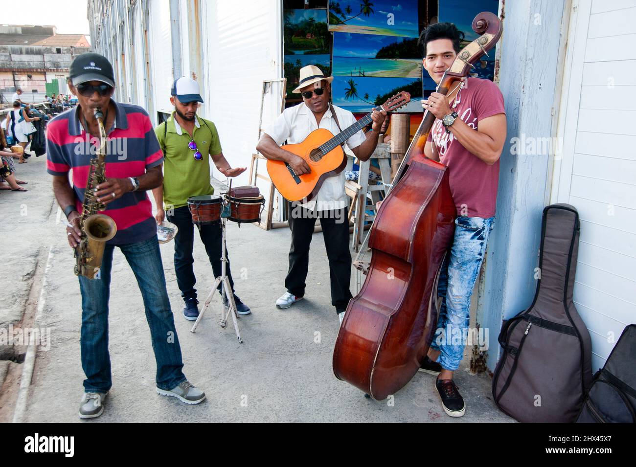 Les musiciens cubains ont une séance de confiture en plein air sur le marché Almacenes San Jose, dans la vieille Havane, Cuba. Banque D'Images