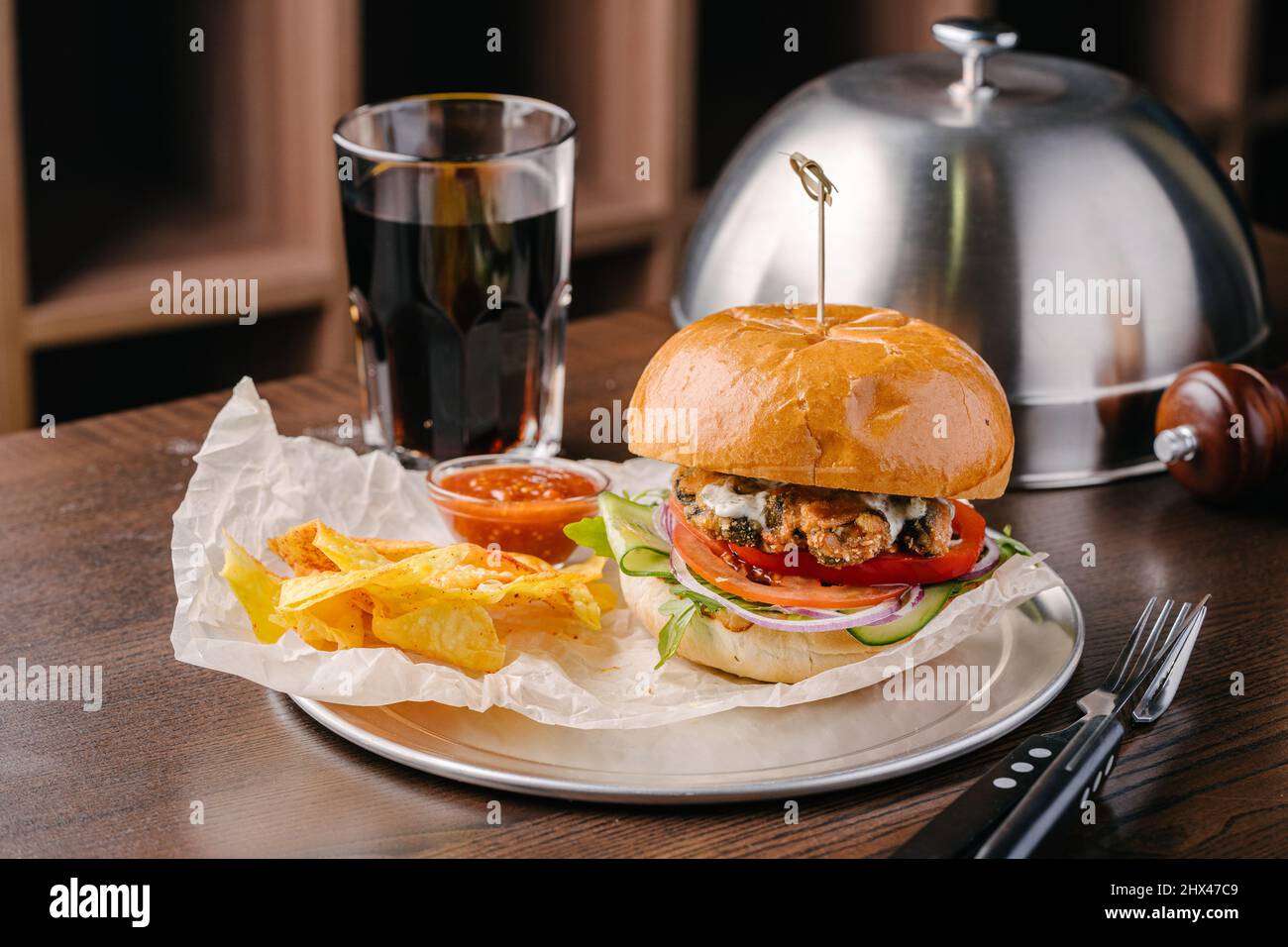 Hamburger juteux aux moules, sauce et cola Banque D'Images