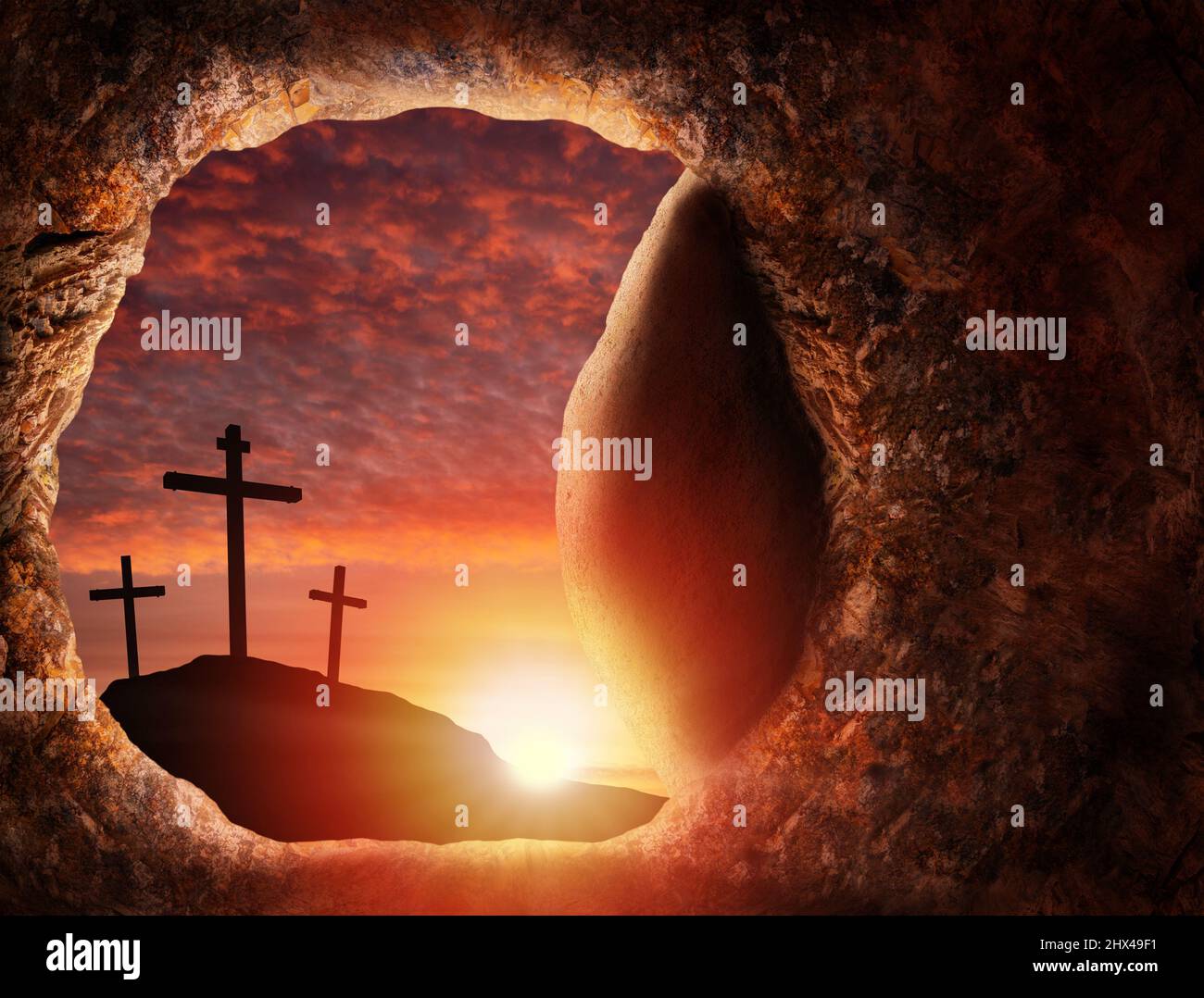 Vendredi Saint Pâques concept de Jésus résurrection de la tombe vide dans une grotte funéraire avec roc roulé ouvert montrant des croix crucifixion au lever du soleil. Banque D'Images