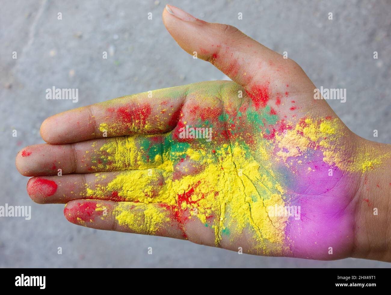 couleurs de poudre sur une main Banque D'Images