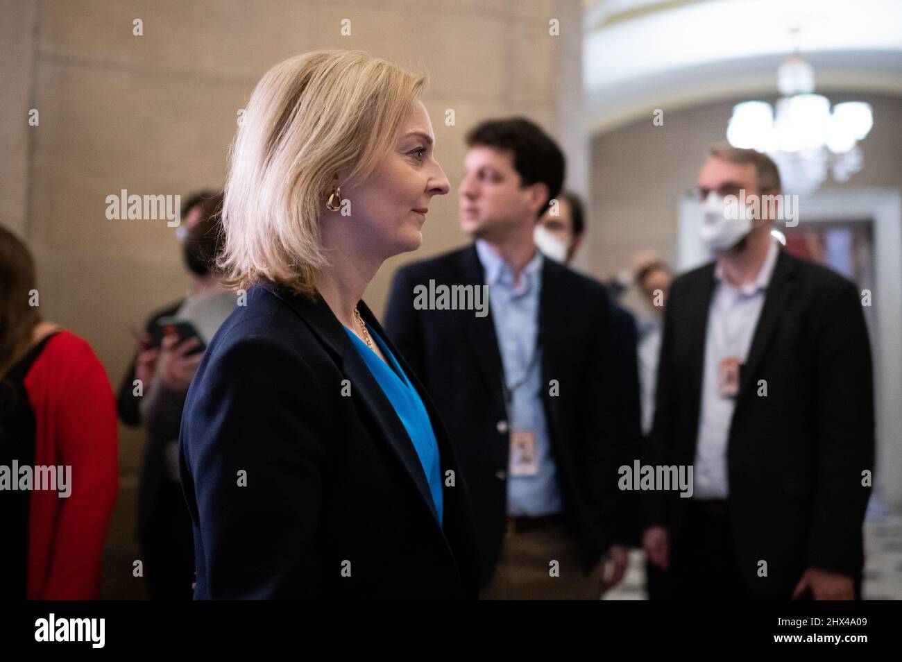 Washington, États-Unis. 09th mars 2022. Le secrétaire britannique aux Affaires étrangères Liz Truss arrive au Capitole des États-Unis pour une réunion, à Washington, DC, le mercredi 9 mars, 2022. Le Sénat n'étant plus présent aujourd'hui et les Démocrates de la Chambre se rendant cet après-midi à Philadelphie pour leur retraite annuelle, le Congrès a du mal à adopter une mesure de financement gouvernementale avec des milliards de dollars supplémentaires pour l'Ukraine et le soutien de la COVID avant la fermeture du gouvernement vendredi. (Graeme Sloan/Sipa USA) Credit: SIPA USA/Alay Live News Banque D'Images