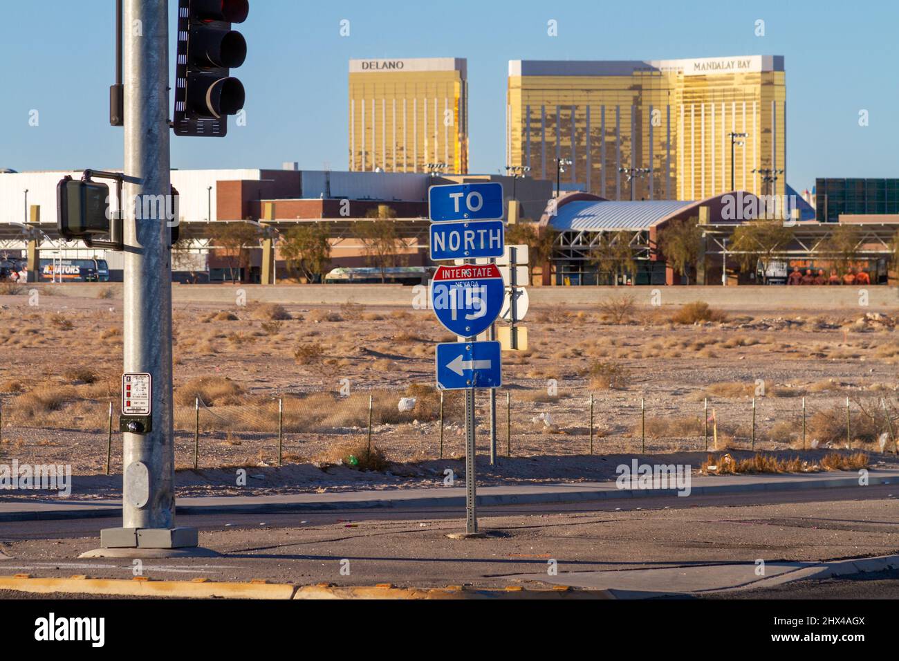 Las Vegas, Nevada, États-Unis – 17 février 2022 : Interstate 15, Nord, panneau de rue à Las Vegas, Nevada, avec les bâtiments Mandalay Bay et Delano à l'arrière Banque D'Images