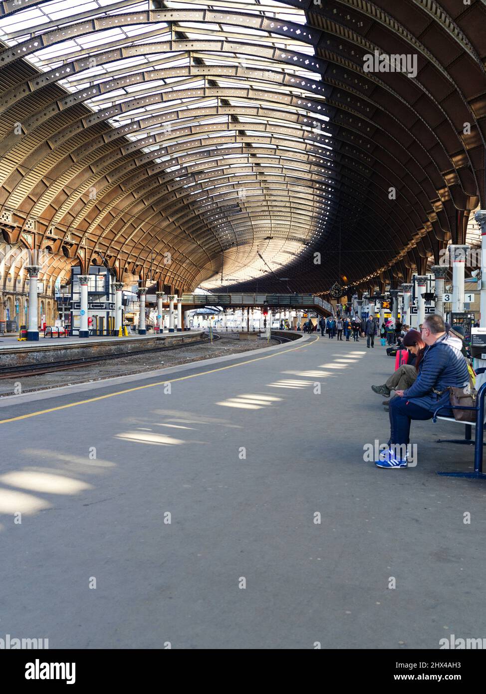 L'intérieur de la gare de York montre la plate-forme incurvée et le toit Banque D'Images