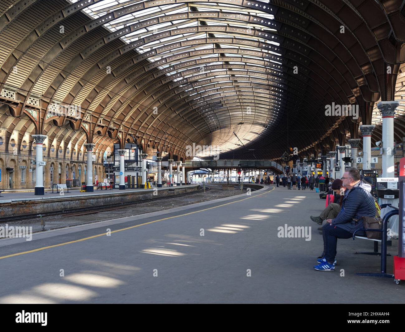 L'intérieur de la gare de York montre la plate-forme incurvée et le toit Banque D'Images