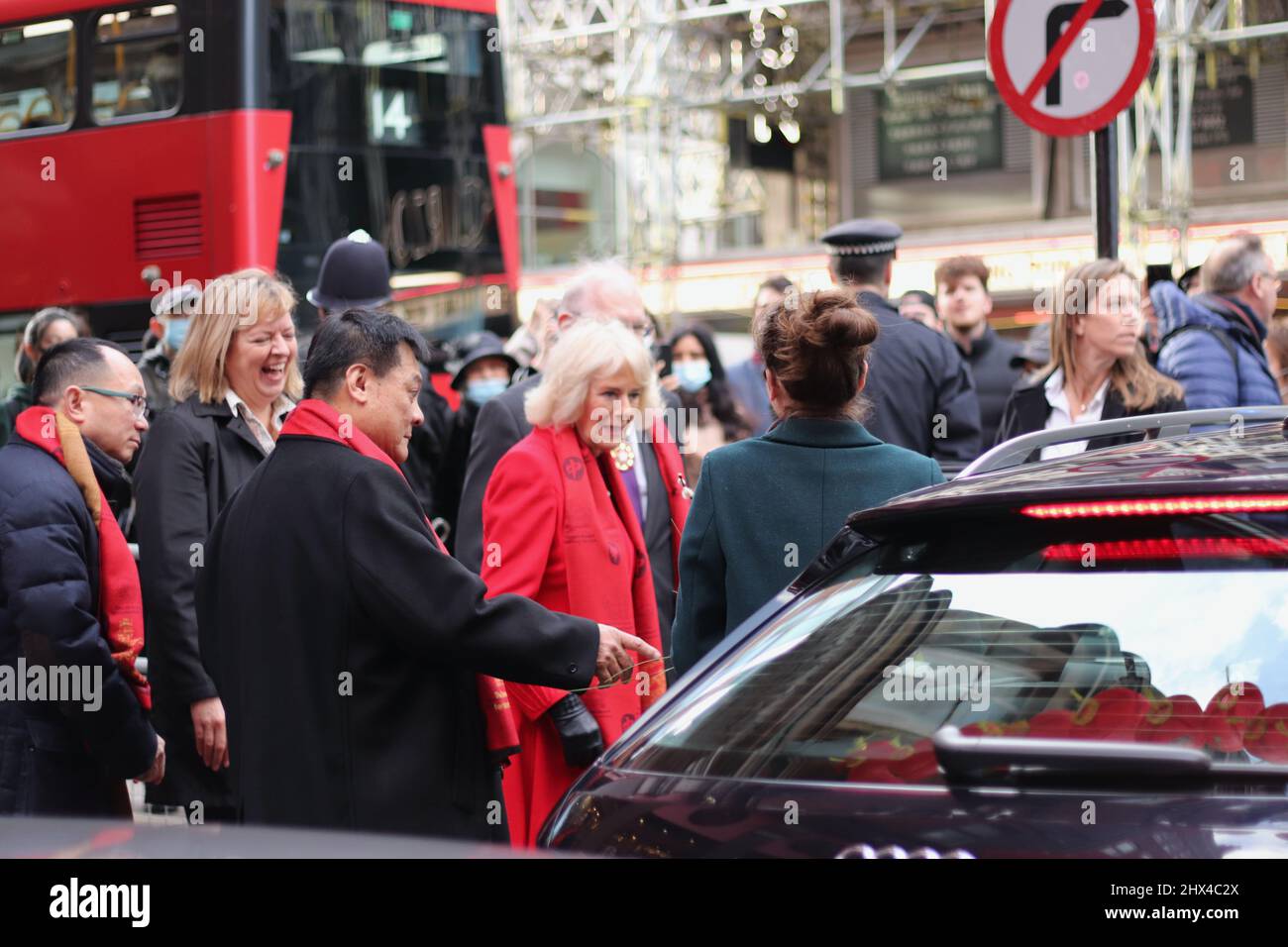 Le prince de Galles et la duchesse de Cornwall visitent le quartier chinois de Londres pour marquer le début du nouvel an lunaire 01/02/22 Banque D'Images