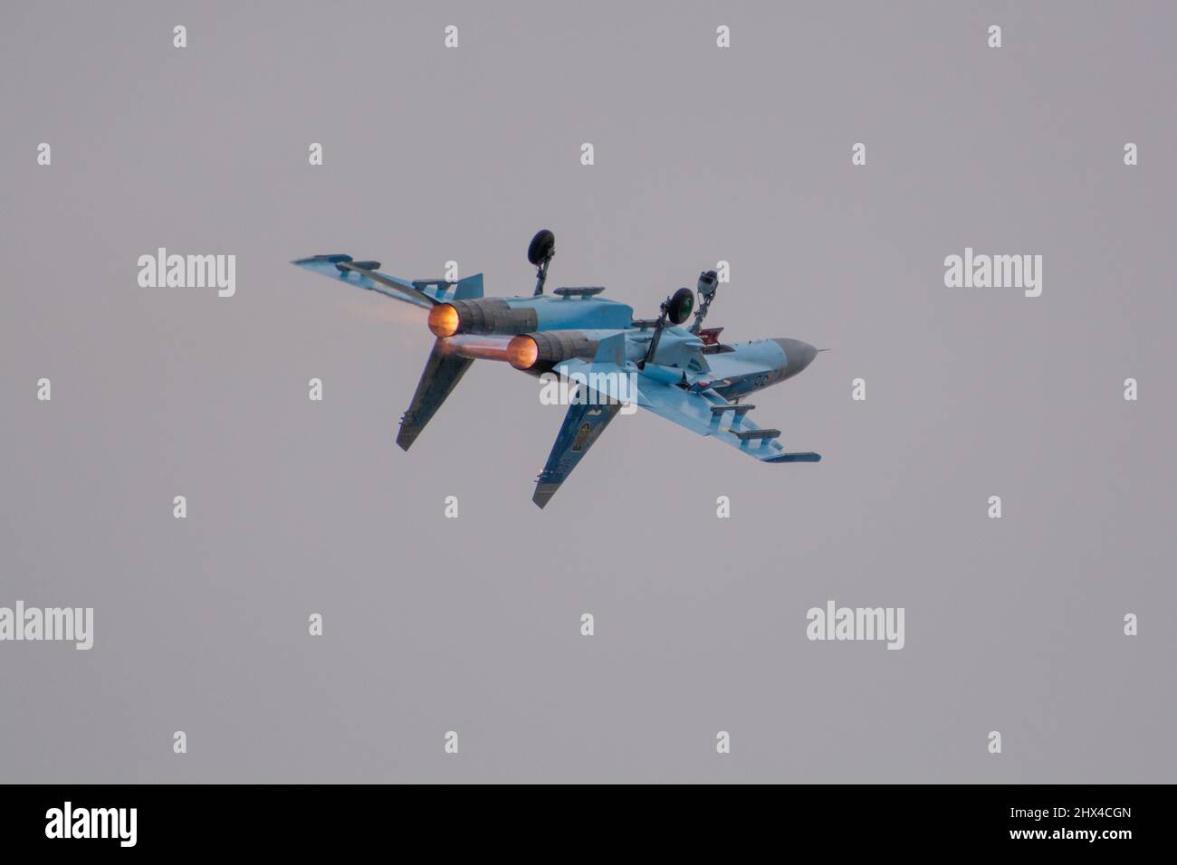 Ukrainian Air Force Sukhoi SU-27 avion de chasse bleu numérique à bord d'un avion volant à grande vitesse et affichant des manœuvres de combat au salon de l'aéronautique RIAT en 2017. Banque D'Images