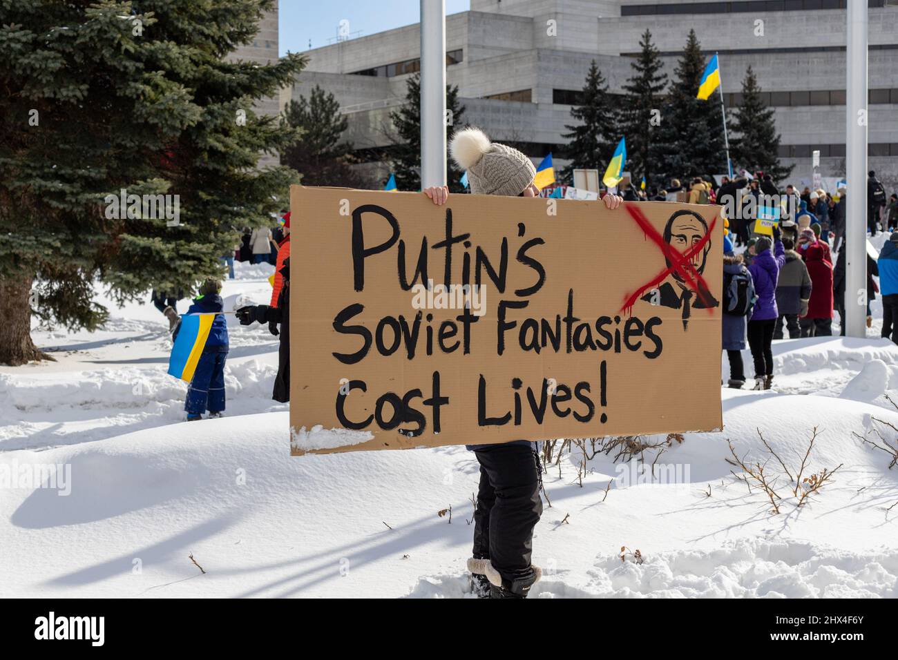 Ottawa, Canada - le 27 février 2022 : rassemblement avec des drapeaux ukrainiens pour soutenir l'Ukraine contre la guerre. Manifestation et marche contre l'invasion russe d'Ukrain Banque D'Images