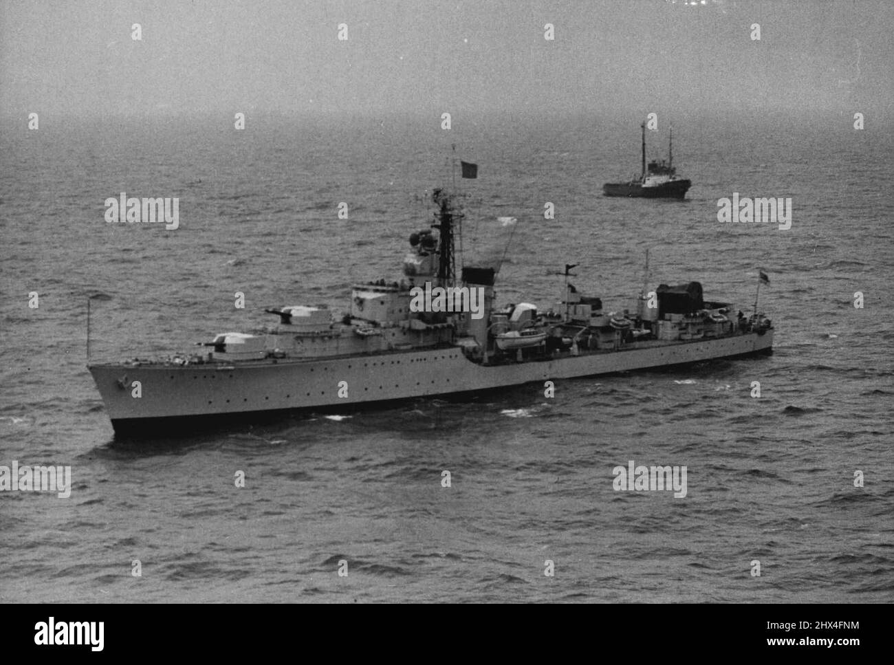 ***** Recherche vue de l'air à jour: Un navire de guerre ***** et un autre navire prenant part à la recherche du sous-marin ***** vue aérienne sur la journée. Sonnant une «zone de probabilité» à la Manche à jour (mercredi) sont des navires de secours à la recherche de la ***** Position de H.M.S. Affray et espérant ramasser des hommes qui ont pu avoir quitté le sous-marin britannique submergé au moyen d'un appareil d'évasion. Les embarcations de sauvetage sont assistées par chaque dispositif scientifique pour contacter les 78 hommes dans le sous-marin, censé être coincé sur le fond à environ 30 miles de la ***** . 13 avril 1951. (Photo de Reuterphoto). Banque D'Images