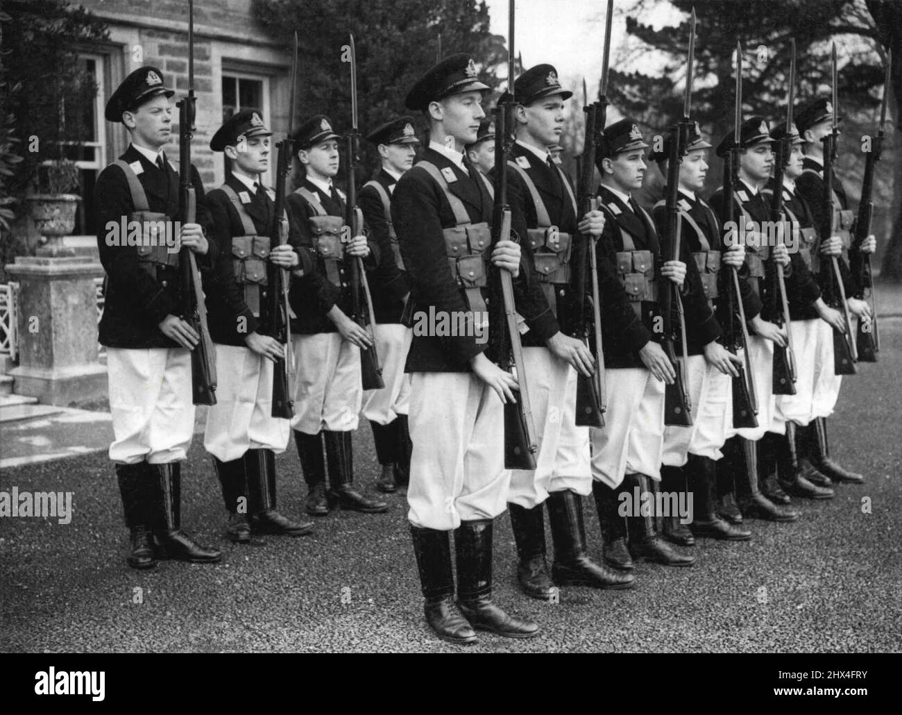 Officiers de marine sous instruction au Royal Engineering College, Heysham, Devonport. 753. Le parti présente les armes. 30 juin 1941. (Photo de Sport & General Press Agency Limited). Banque D'Images