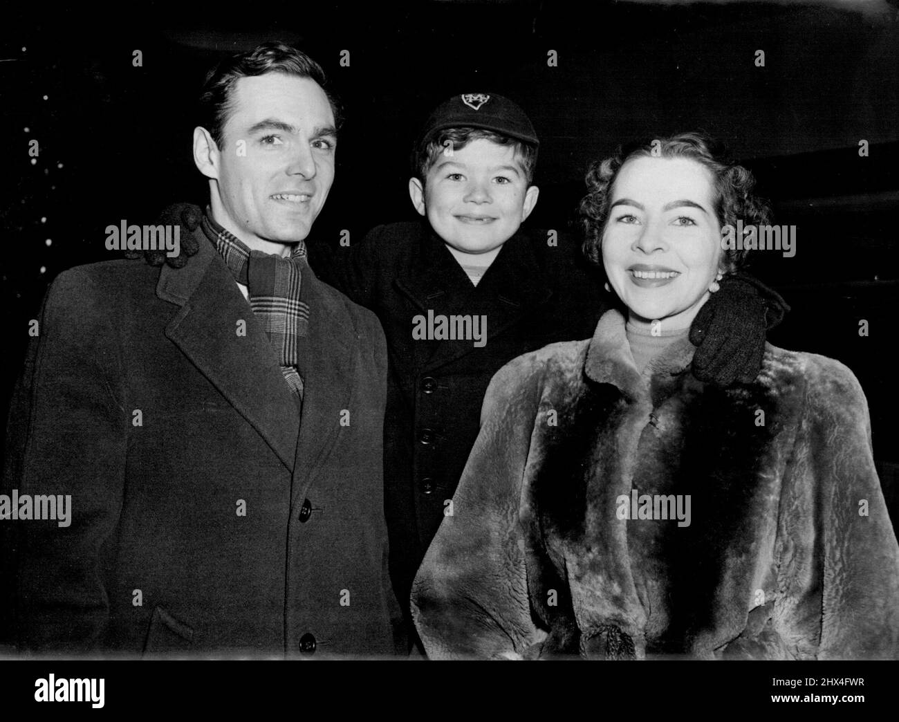 Tentative de dossier familial - les pilotes de Speedboat M. et Mme F. Hanning-Lee photographiés avec leur fils de sept ans Vaughan il ils ont quitté Southampton pour New York dans le paquebot des États-Unis 'United Statess' aujourd'hui (mercredi). Ils sont en route pour la Floride, où M. et Mme Hanning-Lee vont renouveler leur tentative de fixer un nouveau record mondial de vitesse de l'eau avec leur hors-bord propulsé par jet 'White Hawk'. 17 décembre 1952. (Photo de Reuterphoto). Banque D'Images