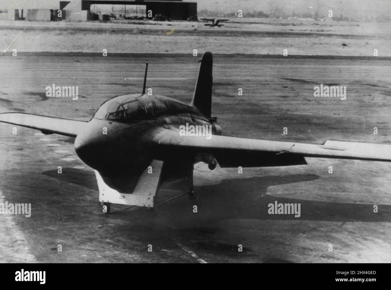 JAP Jet plane - le seul avion propulsé par jet que les JAP ont construit est affiché pour la première fois hier à l'aéroport de Lockhead. 'Shushu', tel qu'il a été nommé, a été construit pour la marine de Jap et les essais ont été effectués mais n'ont pas été mis au combat. Il possède un fuselage en aluminium de 19 pieds, des ailes en contreplaqué avec un épandage de 30 portes et un moteur à jet de 325 livres qui utilise du peroxyde d'hydrogène. L'avion, que les JAP ont copié du ME-163 allemand, a été capturé par les forces d'occupation et amené aux États-Unis pour étude. 22 juillet 1946. (Photo par AP Wirephoto) Banque D'Images