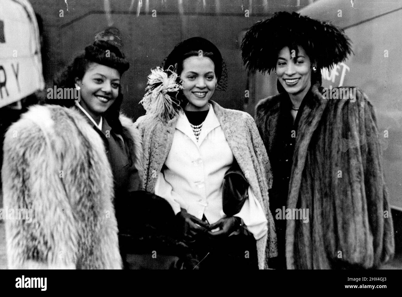 Les "Inkspots" arrivent -- sur la reine Marie est arrivée à jour les épouses des "Inkspots", l'acte de chant le plus populaire d'Amérique, qui apparaissent à Londres. Ils sont ici, de L. à R: Mme Billy Bowen, Mme Herbert Kenny et Mme William Kenny, pour se joindre à leur mari. 2 septembre 1947. Banque D'Images