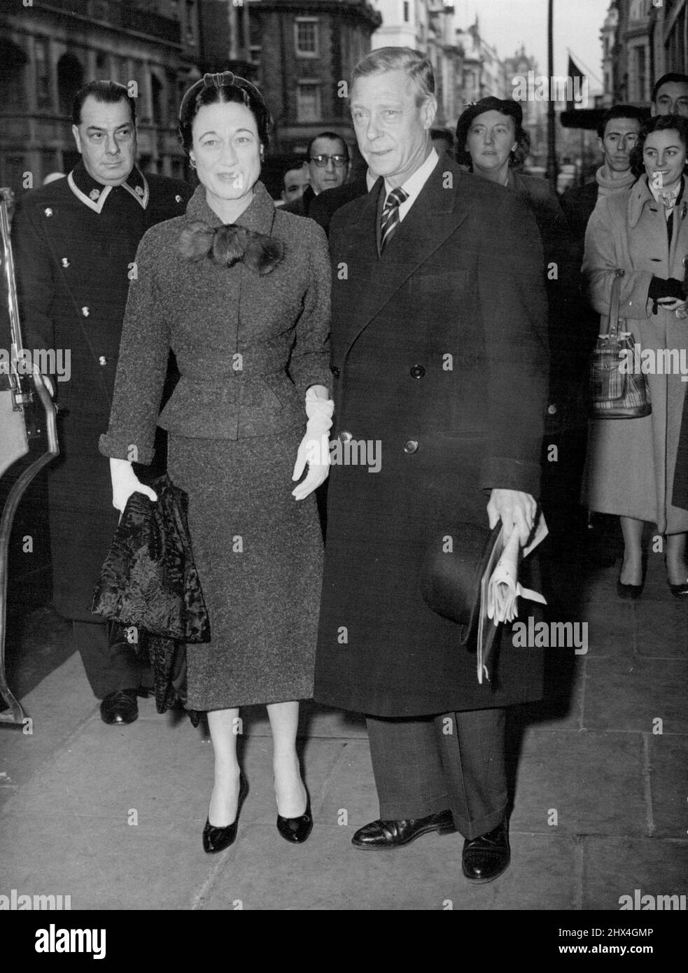 Duc et duchesse de Windsor à Londres le duc et la duchesse de Windsor photographiés comme ils se sont présentés de Claridge's Hotel, Londres, W., to-day '(lundi). Ils étaient arrivés à Londres ce matin par le ferry de nuit de Paris. Il est entendu que le duc et la duchesse sont à Londres pour une courte visite. 30 novembre 1953. (Photo de Reuterphoto) Banque D'Images