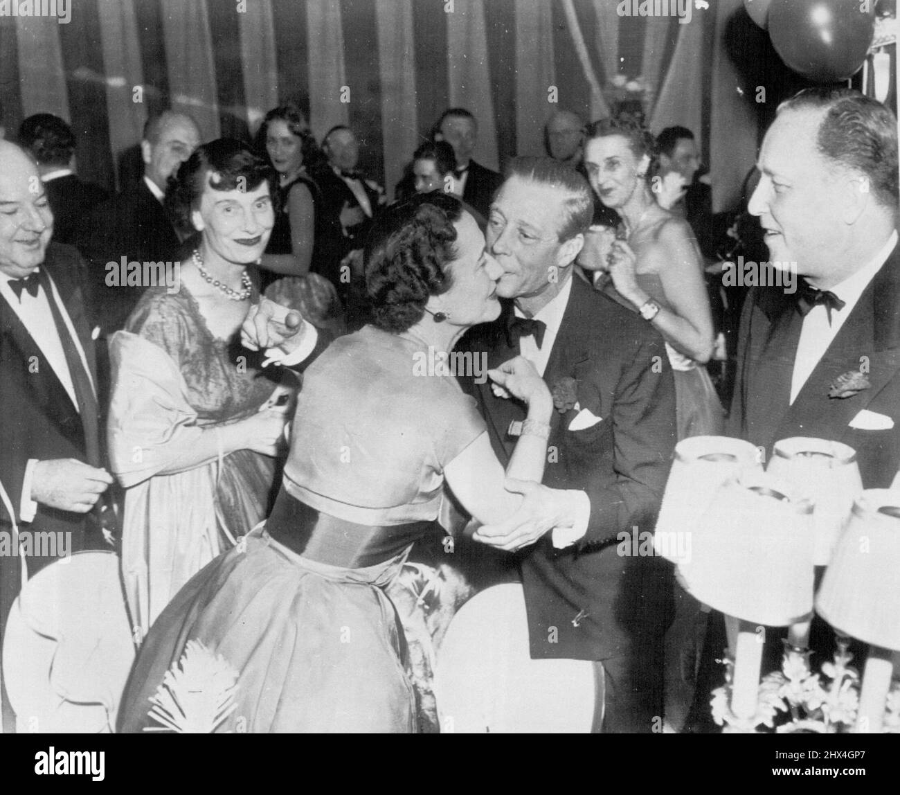 Royal New Year's bus -- le duc et la duchesse de Windsor échangent le baiser du nouvel an devant un public admiratif lors d'une fête à l'hôtel Sherry Netherlands où ils ont accueilli 1952 personnes. 01 janvier 1952. (Photo par AP Wirephoto). Banque D'Images