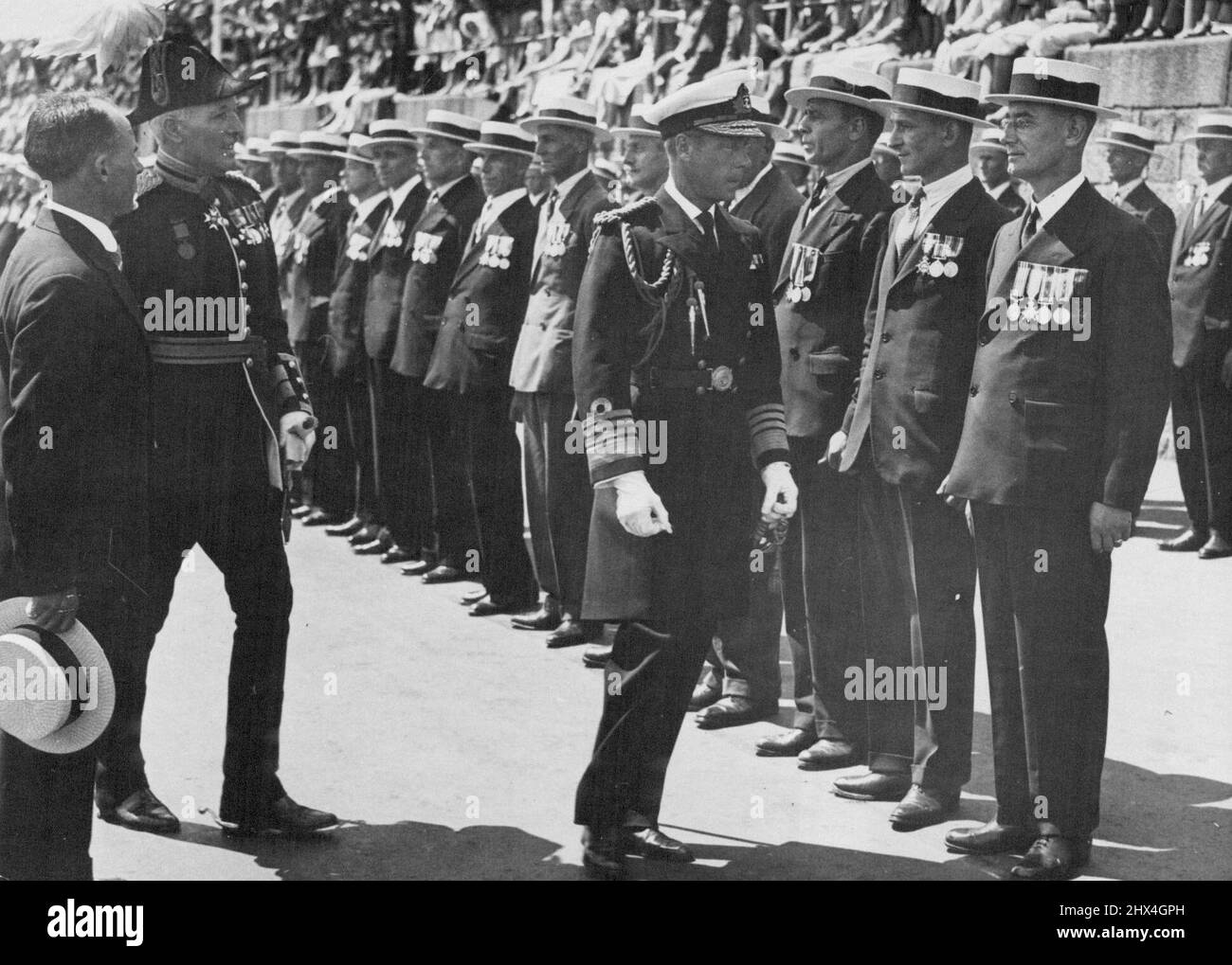 H.R.H. visite du prince de Galles à Jersey. Le Prince de Galles, qui a été retardé d'une heure par le brouillard, fait une visite de deux jours aux îles Anglo-Normandes, et est le premier visiteur royal des îles depuis que le roi et la reine y étaient en 1921. Le prince inspectant les anciens militaires sur le quai de Saint-Hélier, Jersey. 23 juillet 1935. (Photo de Sport et General Press Agency Limited). Banque D'Images