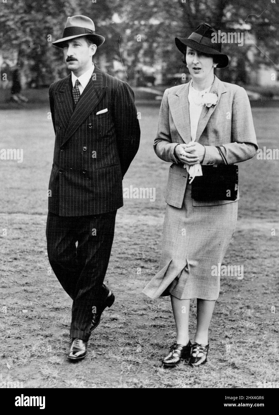 Roi Boris de Bulgarie à Londres le roi Boris et la reine Joanna de Bulgarie séjournent maintenant à Londres jusqu'au week-end où ils vont aller en Écosse pour rester avec le roi et la reine. Aujourd'hui, ils ont fait une promenade à Green Park avant de partir pour Brighton. OP.S. Le roi Boris et la reine Joanna lors de leur promenade dans Green Park ce matin. 08 septembre 1938. (Photo de Keystone) Banque D'Images