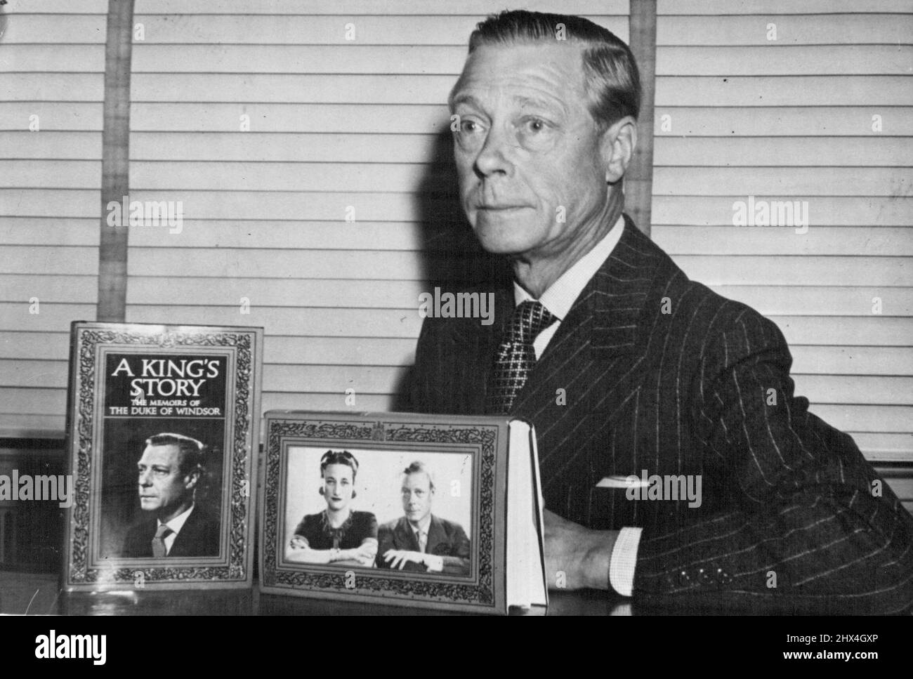 Duke of Windsor et ses mémoires Publishers lui présentent l'édition spéciale de son livre The Duke of Windsor en photo avec une édition spéciale limitée de son livre 'A King's Story', qui lui a été présenté récemment par le président de G. P. Putnam and Sons à l'hôtel Waldorf Astoria de New York. Le livre est une lecture palpitante de l'histoire d'amour du duc et de son abdication du trône. 19 avril 1951. Banque D'Images