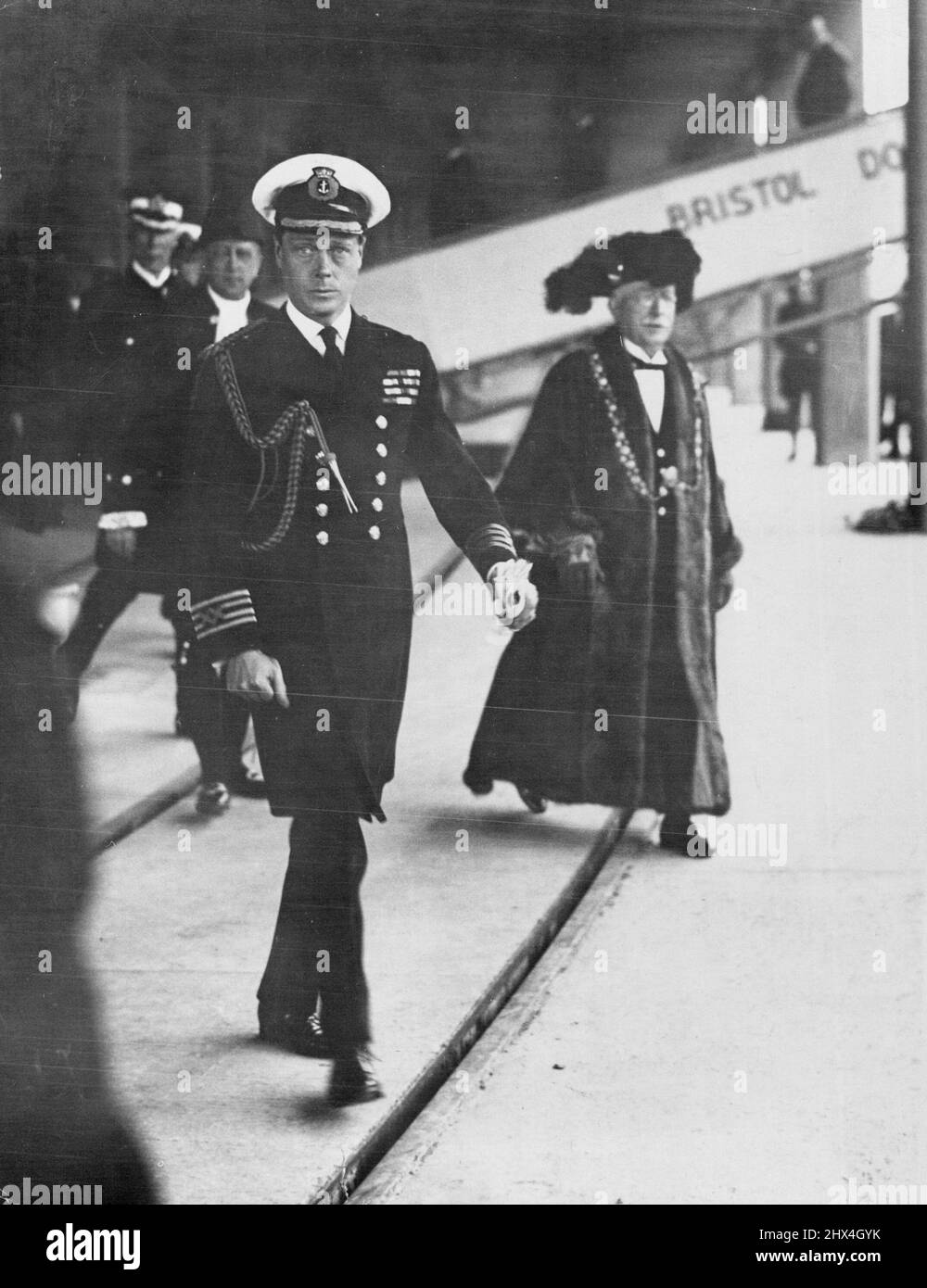 Le Prince de Galles ouvre l'extension du quai. Aujourd'hui, le Prince de Galles a procédé à l'ouverture de l'extension du Royal Edward Dock à Avonmouth. La photo montre:- le prince avec le Seigneur Mayer de Bristol inspectant le nouveau bras. 23 mai 1928. Banque D'Images