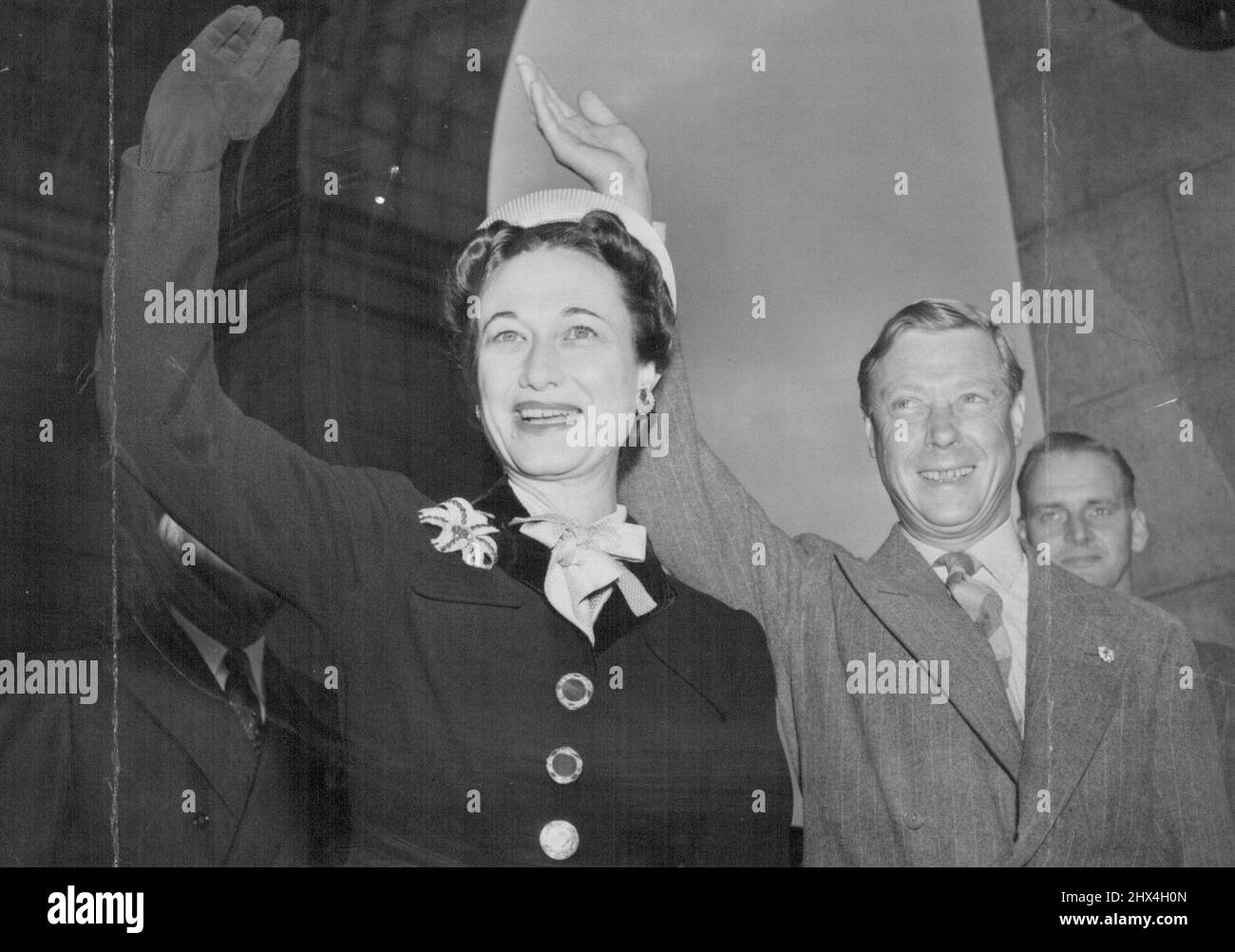 Le duc et la duchesse de Windsor agitent et sourient leurs salutations au throng des Washingtoniens sur place pour les accueillir à leur arrivée à la gare syndicale aujourd'hui. 25 septembre 1941. (Photo d'ACME) Banque D'Images