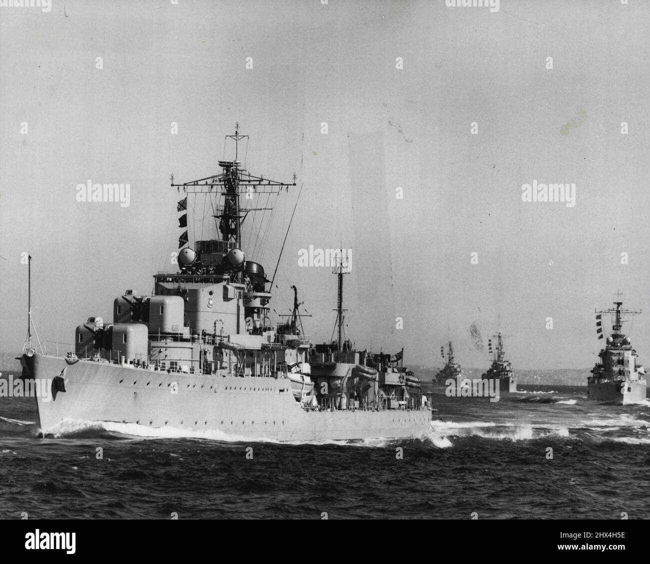 H.M.A. Tobruk suivi en ligne vers l'arrière par H.M.A.S. Anzac, H.M.A.S. Warramunga, H.M.A.S. Arunta. Sept navires de guerre des marines australienne et néo-zélandaise ont quitté Sydney pour des exercices avec la flotte extrême-orientale de la Royal Navy dans les eaux malaises. La gloire de l'époque... Tobruk et Arunta ont fait des exercices. 17 mai 1955. (Photo de Leyden). Banque D'Images